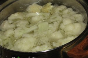 Paste cu nuci, conopida si branza albastra