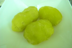 Zdrente de cartofi cu sos de smantana si carne