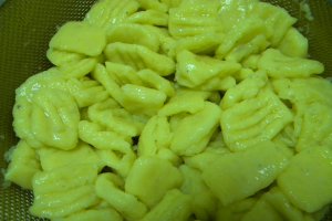 Zdrente de cartofi cu sos de smantana si carne