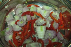 Tocanita de ciuperci si piept de pui in cuib de mamaliga