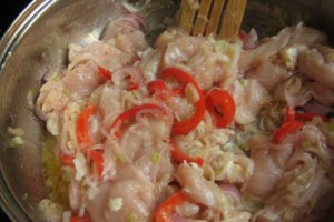 Tocanita de ciuperci si piept de pui in cuib de mamaliga