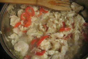 Tocanita de ciuperci si piept de pui in cuib de mamaliga