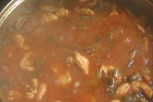 Tocanita de ciuperci si piept de pui in cuib de mamaliga