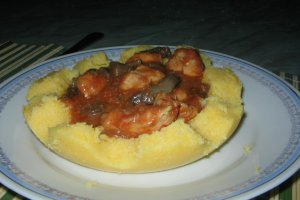 Tocanita de ciuperci si piept de pui in cuib de mamaliga