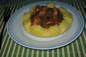 Tocanita de ciuperci si piept de pui in cuib de mamaliga