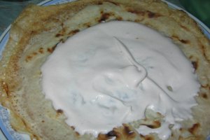 Clatite cu frisca si ciocolata alba