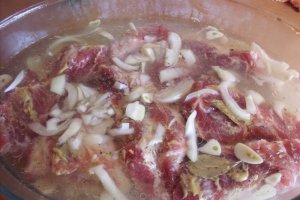 Ceafă de porc marinată cu orez la cuptor
