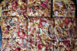Pizza de casa, un deliciu proaspat si gustos, pregatit cu dragoste in propria bucatarie