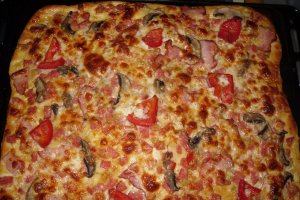 Pizza de casa, un deliciu proaspat si gustos, pregatit cu dragoste in propria bucatarie