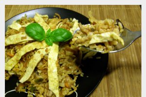 Nasi Goreng sau reteta indoneziana de orez calit cu carne, legume si oua