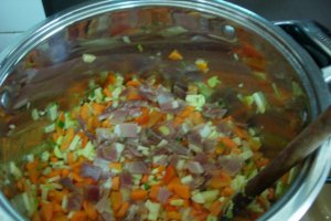 Ciorba de varza dulce, cu afumatura, reteta traditionala pentru o masa delicioasa si satioasa