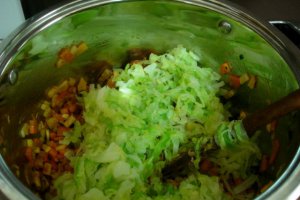Ciorba de varza dulce, cu afumatura, reteta traditionala pentru o masa delicioasa si satioasa