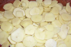 Merluciu cu legume in vas roman la cuptor