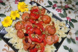 Farfalle cu carnaciori