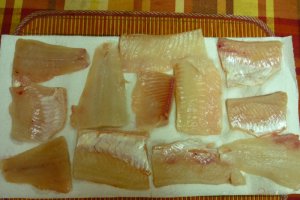 File de stiuca,fara piele,fara os ,fript cu garnitura de cartofi nature,patrunjel verde si lamaie