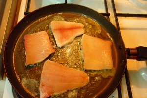 File de stiuca,fara piele,fara os ,fript cu garnitura de cartofi nature,patrunjel verde si lamaie
