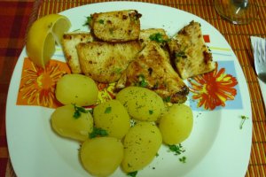 File de stiuca,fara piele,fara os ,fript cu garnitura de cartofi nature,patrunjel verde si lamaie