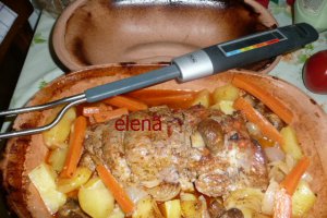 Friptura de vitel in vas roman cu legume la cuptor