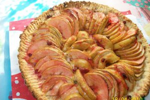 Tarta de mere cu sos dulce acrisor de coacaze