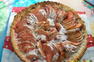 Tarta de mere cu sos dulce acrisor de coacaze