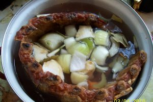 Coronita de purcel cu legume la cuptor