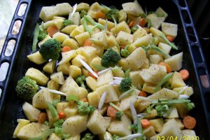 Coronita de purcel cu legume la cuptor