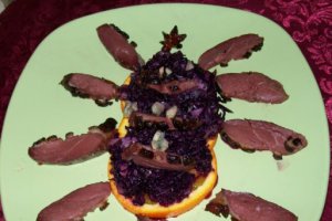Piept de gasca afumat cu varza caramelizata