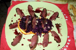 Piept de gasca afumat cu varza caramelizata