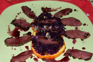 Piept de gasca afumat cu varza caramelizata
