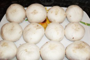 Ciuperci si rosii umplute la cuptor