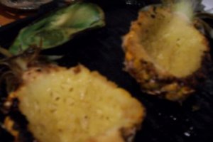Muschi de porc cu baby ananas umplut cu fructe