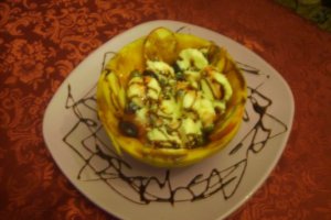 Pepene galben umplut cu fructe si inghetata