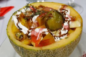 Pepene galben umplut cu fructe si inghetata