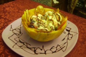 Pepene galben umplut cu fructe si inghetata