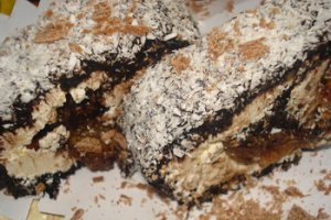Rulada amaruie cu sirop de portocale