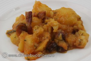 Tocanita de cartofi cu carnati si bacon