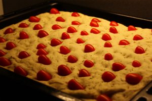 Focaccia alle erbe e pomodorini