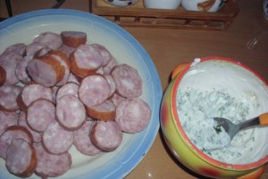 Ruladă-aperitiv din cartofi cu sos de iaurt