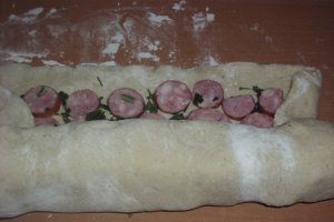Ruladă-aperitiv din cartofi cu sos de iaurt