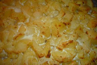 Cartofi noi in sos de branza feta si usturoi la cuptor