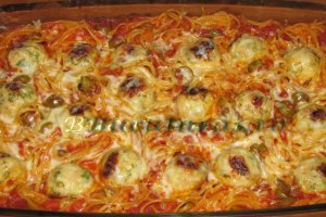 Spaghetti cu sos si chiftelute de pui la cuptor