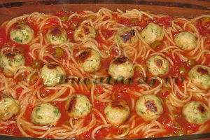 Spaghetti cu sos si chiftelute de pui la cuptor