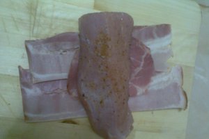 Piept de curcan in manta de bacon pe pat de ciuperci