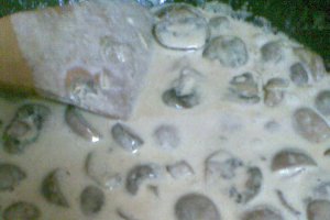 Piept de curcan in manta de bacon pe pat de ciuperci