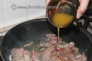 Ficatei de pui cu ceapa si suc de portocale