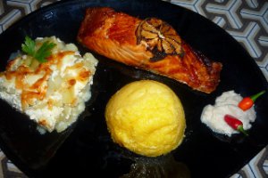Somon si dorada marinate pe pat de sare la cuptor