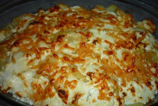 Cartofi cu feta, usturoi, smantana si parmezan la cuptor