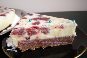 Tort de ciocolata alba si zmeura