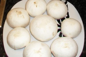 Ciuperci umplute,invelite in piept de pui