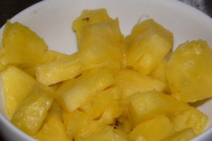 Salata de somon cu ananas si legume